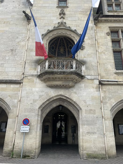 arcade et balcon sur la place Abel Surchamp