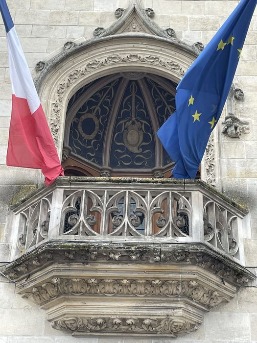 1er étage, balcon sur la place Abel Surchamp