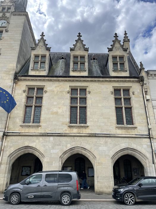 façade est sur la place Abel Surchamp, vue partielle