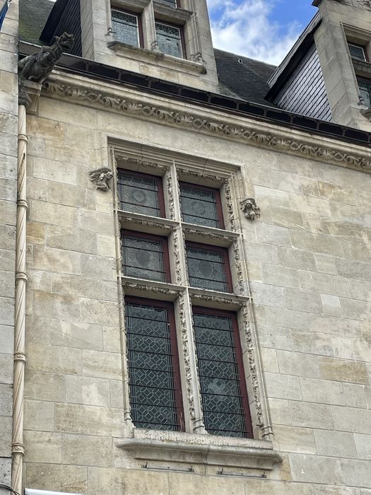 fenêtre sur la place Abel Surchamp