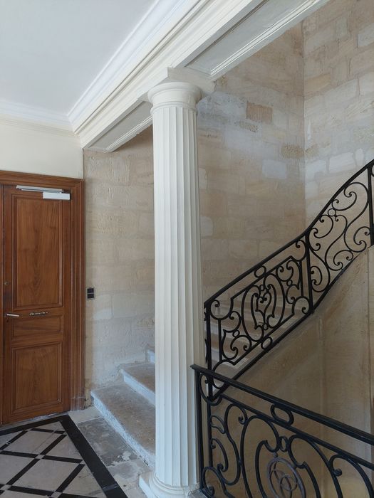 escalier principal, vue partielle