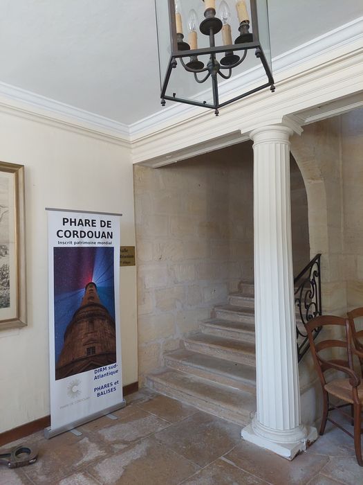 escalier principal, vue partielle