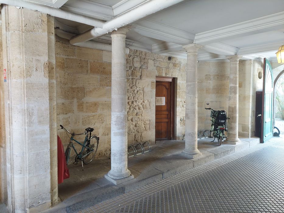 passage couvert entre la rue et la cour intérieure