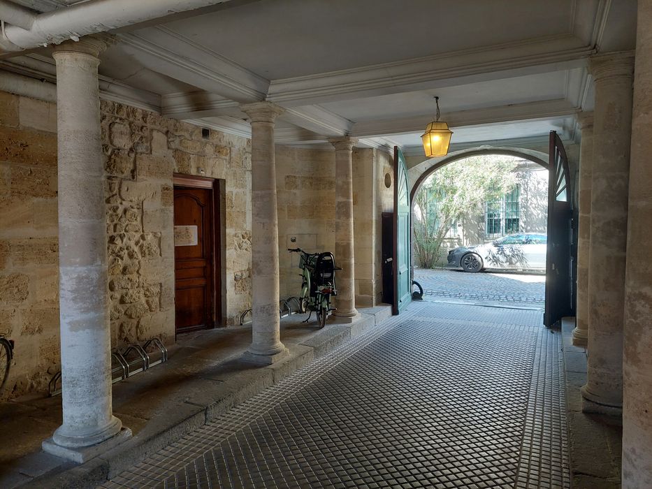 passage couvert entre la rue et la cour intérieure