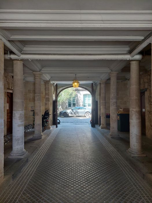 passage couvert entre la rue et la cour intérieure
