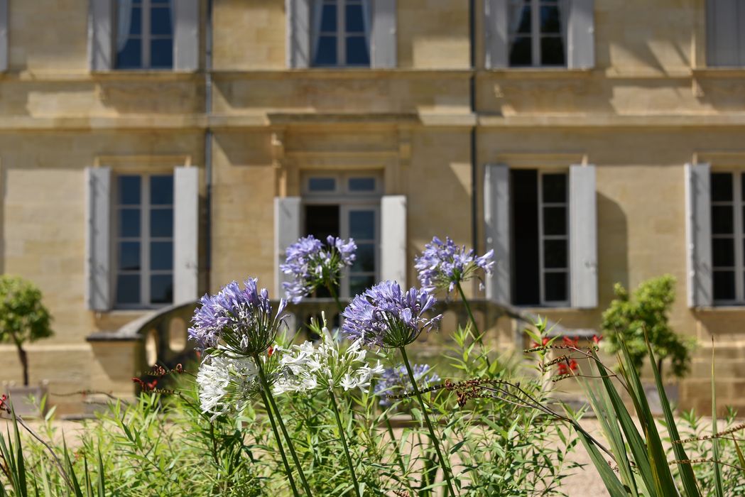 fleurs, façade Sud-Est du Château