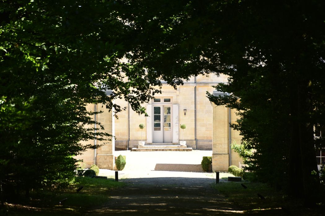 allée arborée, cour intérieur