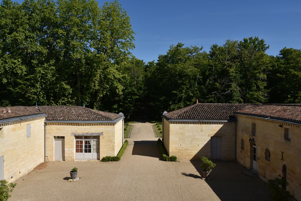 cour du châteaux