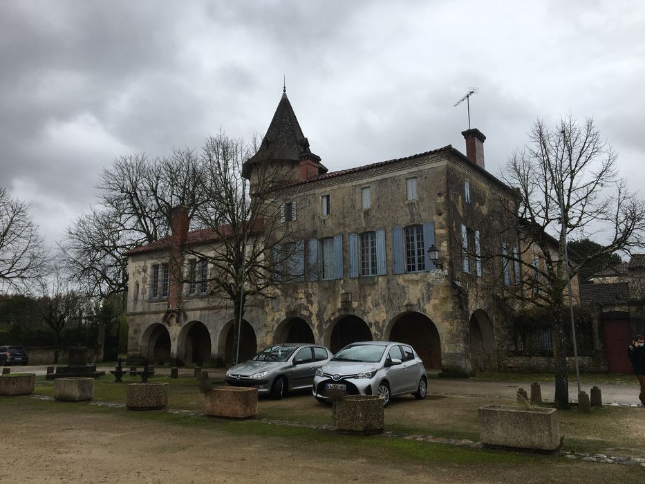vue générale de la maison dans son environnement depuis le Nord