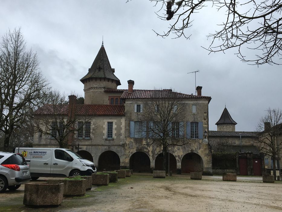 vue générale de la maison dans son environnement depuis le Nord-Est