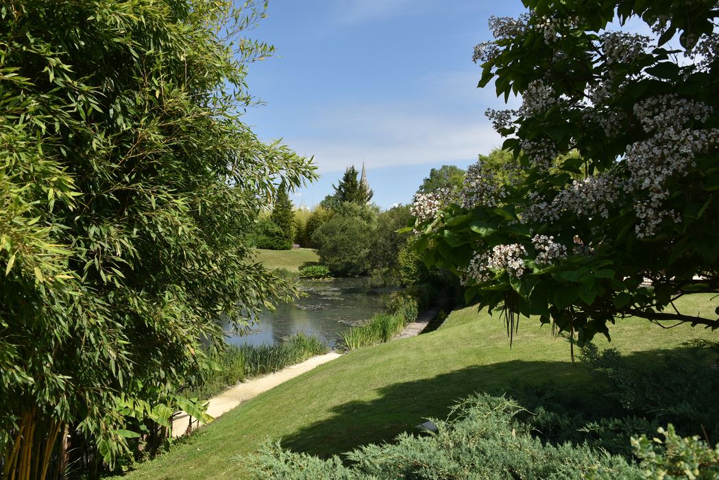 bassin d’eau, massif fleuri