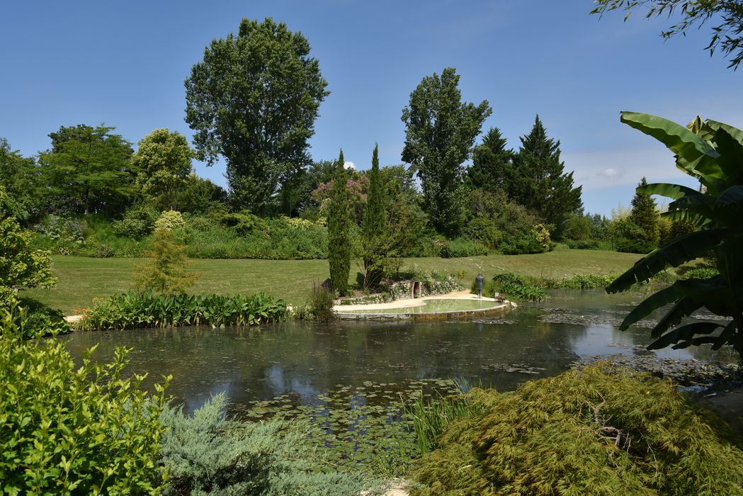 bassin d’eau, massif fleuri