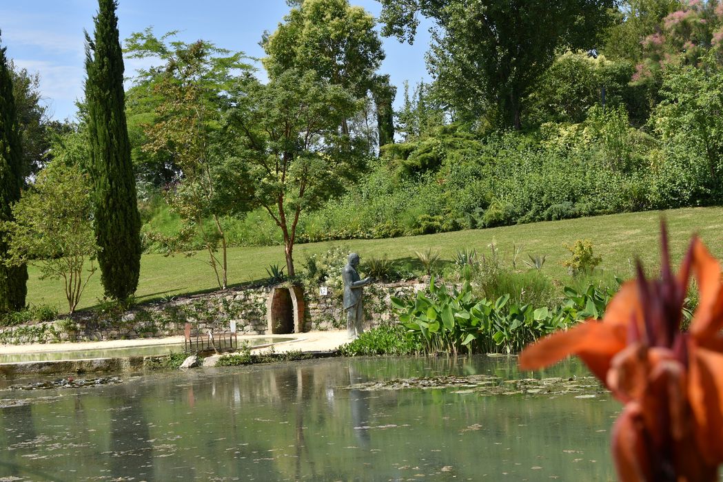 bassin d’eau et statue