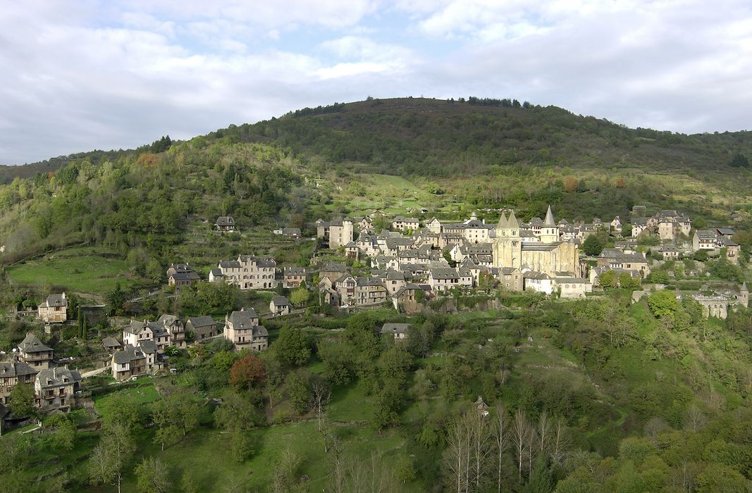 Église abbatiale Sainte-Foy dans son environnement 