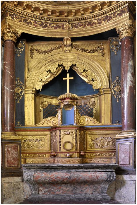 autel ; 2 degrés d'autel ; gradin d'autel ; tabernacle ; retable