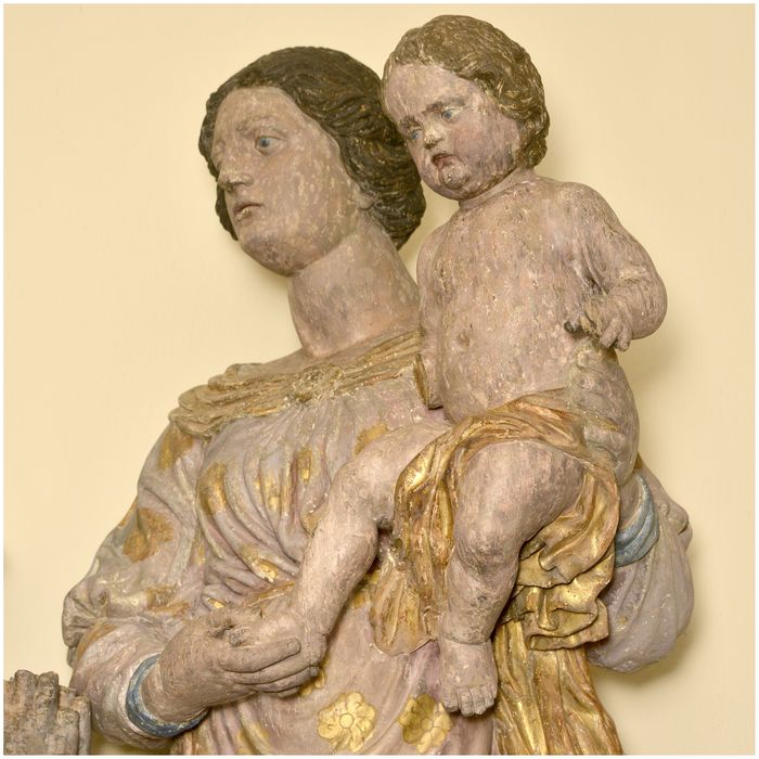 groupe sculpté : Le Prince palatin et un compagnon en prière devant la Vierge à l'Enfant