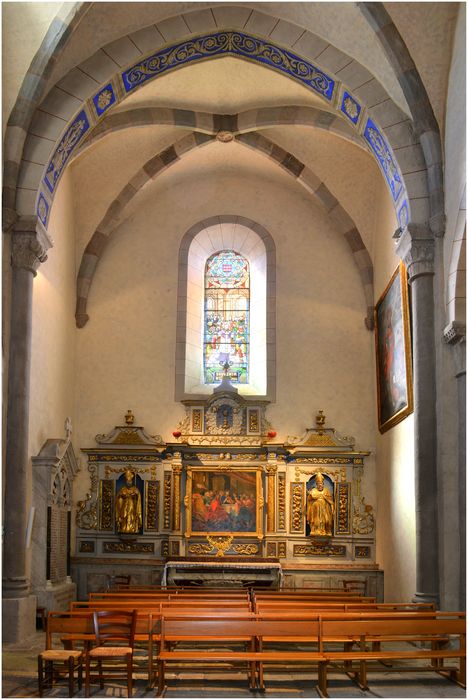 retable de l'Eucharistie, avec son tableau : Cène, et ses deux statues : Saints évêques