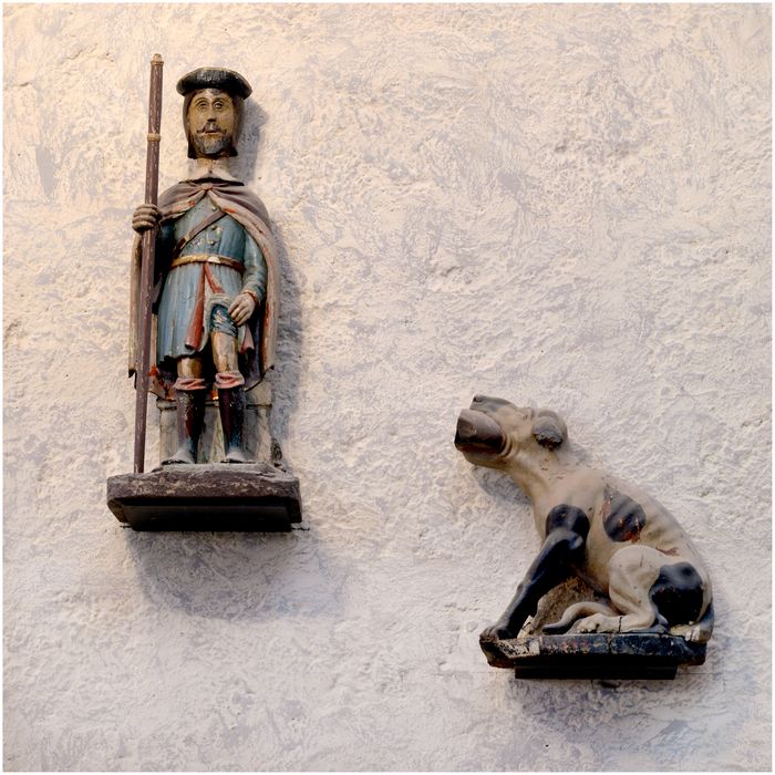 deux statues : Saint Roch et Chien