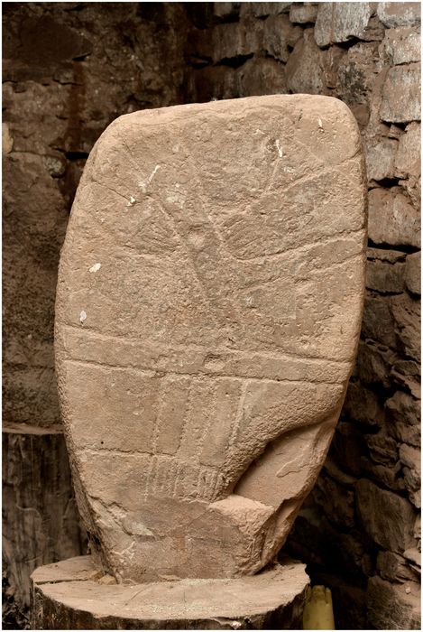 statue-menhir des Ardaliès 1 - © Ministère de la Culture (France), Direction Régionale des Affaires Culturelles d'Occitanie, tous droits réservés