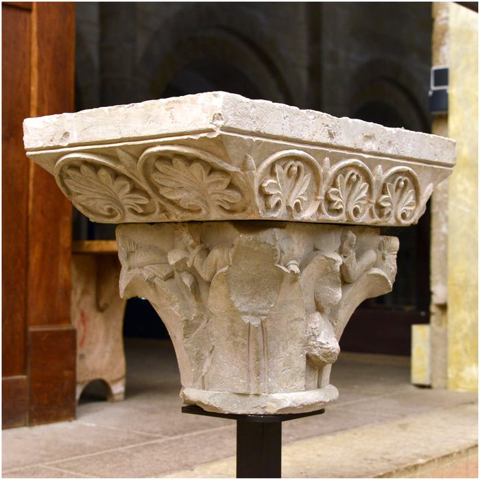 fragment lapidaire (chapiteau, tailloir) - © Ministère de la Culture (France), Direction Régionale des Affaires Culturelles d'Occitanie, tous droits réservés