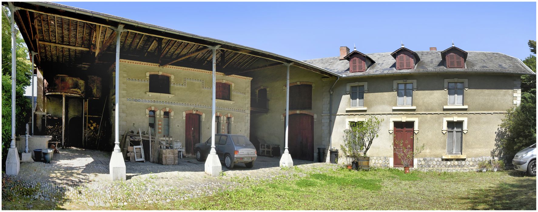 dépendances, maison du gardien, écuries transformées en garage 