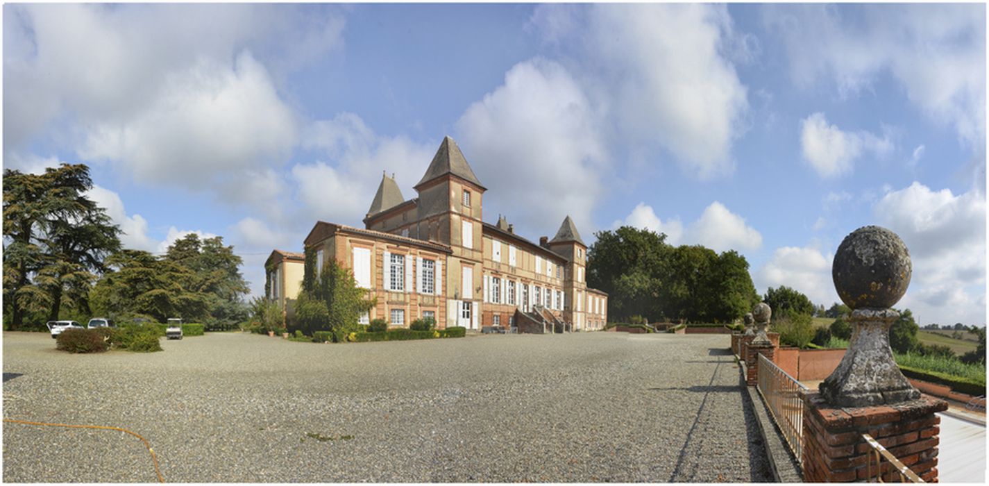 vue générale du château dans son environnement depuis l’angle sud-ouest de la terrasse sud