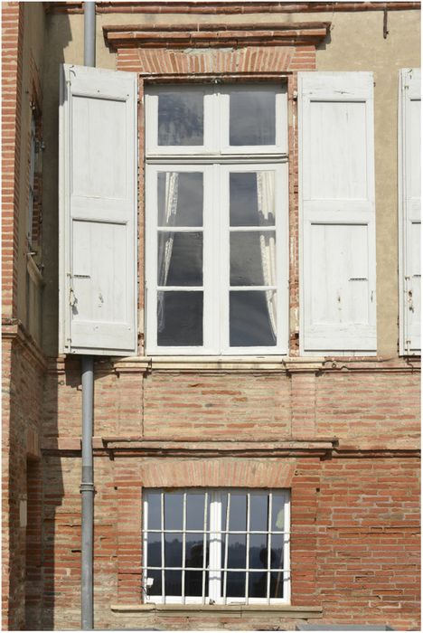 façade sud, détail d’une fenêtre au 1er étage