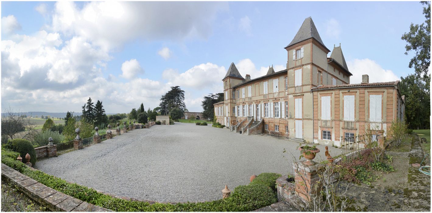 vue générale du château dans son environnement depuis l’extrémité est de la terrasse sud