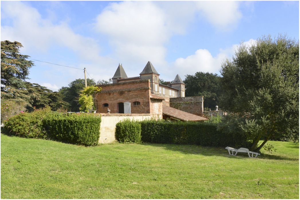 vue partielle du château dans son environnement depuis l’allée d’accès ouest