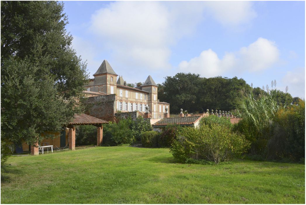 vue partielle du château dans son environnement depuis le Sud-Ouest