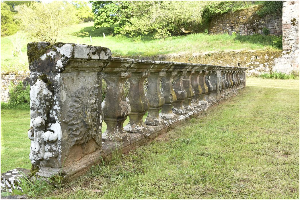 terrasse, garde-corps avec balustres en pierre