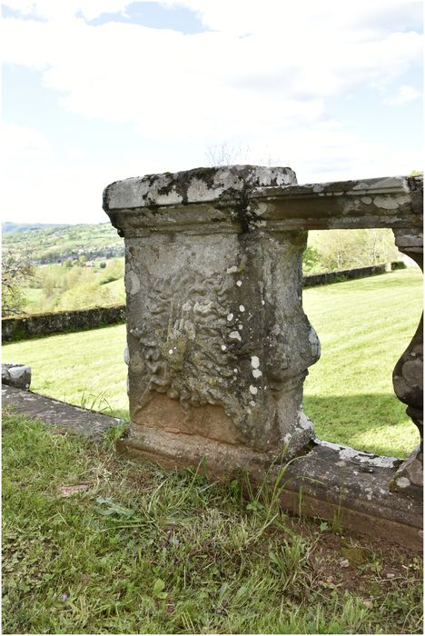 terrasse, garde-corps avec balustres en pierre, détail