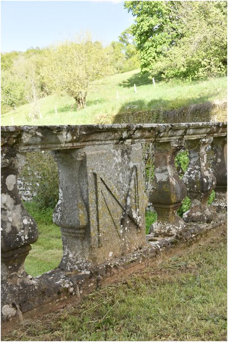 terrasse, garde-corps avec balustres en pierre, détail