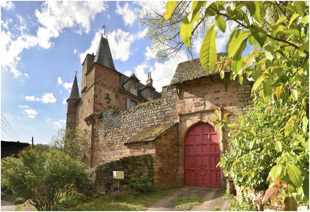 élévation et mur de clôture ouest, portail d'accès à la cour 