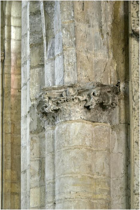 chapelle de la famille Pomairols, détail d'un chapiteau sculpté