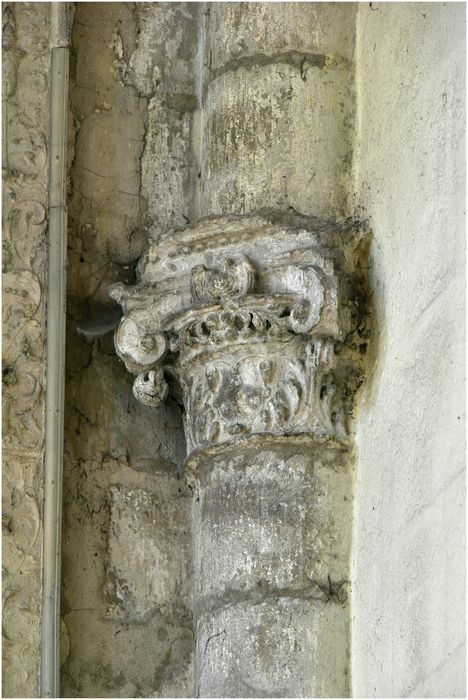 chapelle de la famille Pomairols, détail d'un chapiteau sculpté