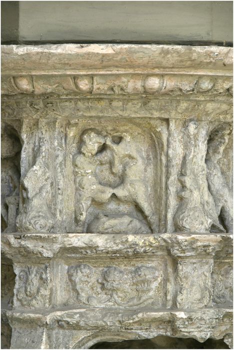 lavabo en niche, chapelle de la famille Pomairols, détail