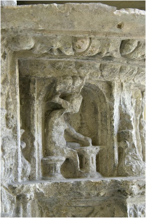 lavabo en niche, chapelle de la famille Pomairols, détail