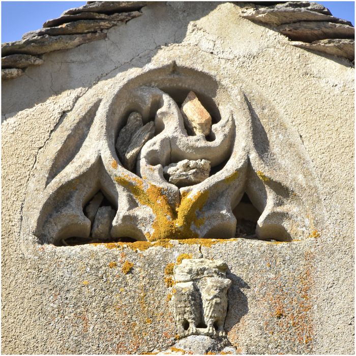 Chapelle latérale sud, d'éléments sculptés réemployés