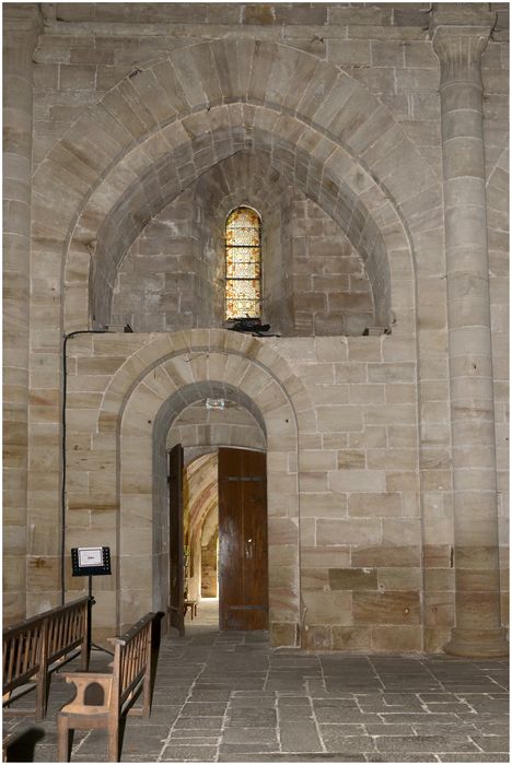 Porte d'accès au cloître