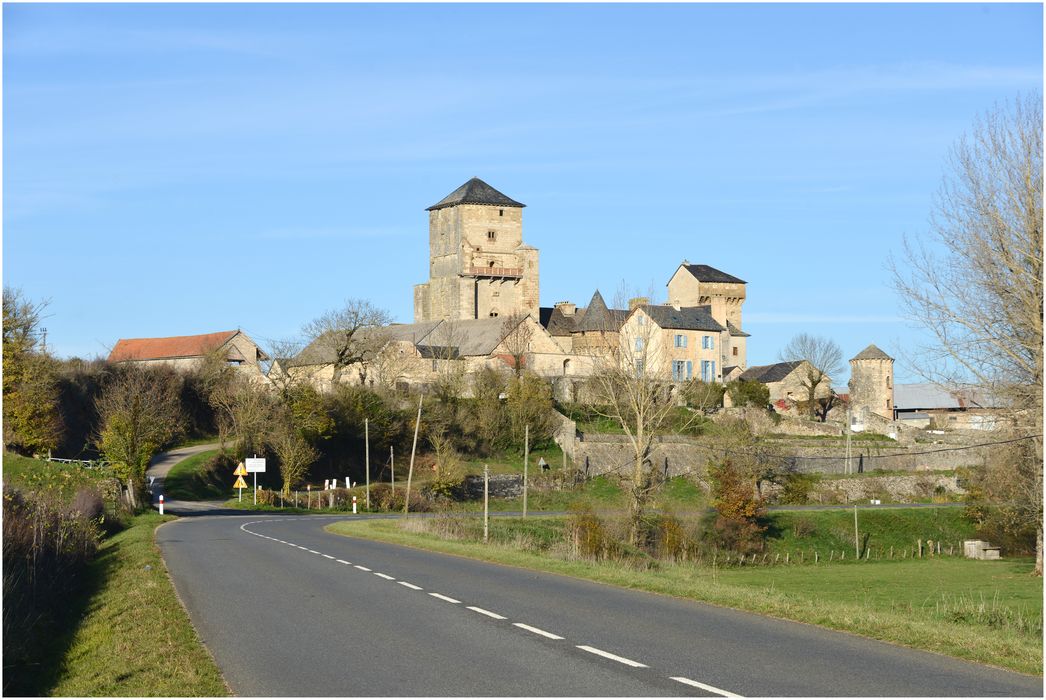 " 
vue générale des bâtiments prise depuis le Sud-Ouest"