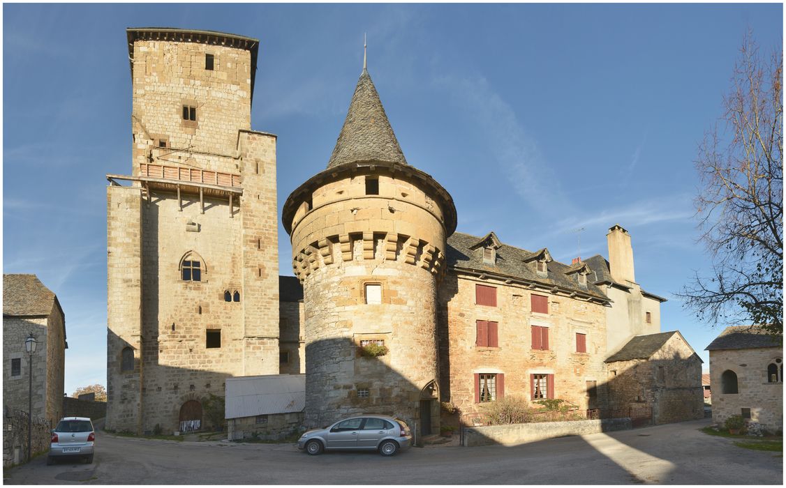 ensemble sud, à gauche tour nord-ouest et à droite logis sud avec tour d'escalier ronde