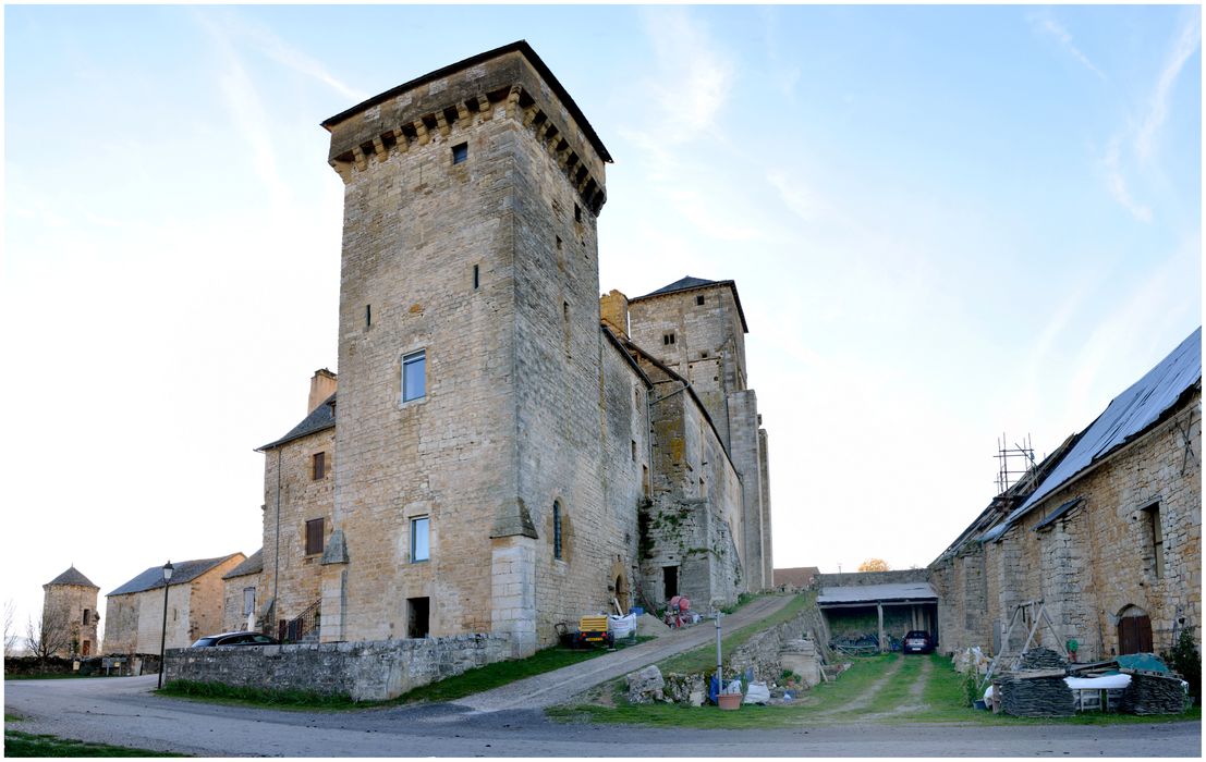 tour nord-est et  élévation est, grange-étable à droite