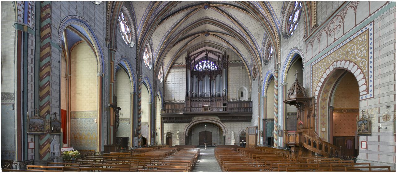 Vue d'ensemble de la nef vers la tribune.