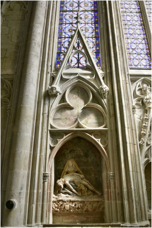 Choeur, chapelle nord. Piéta sous un trilobe surmonté d'un pinacle.