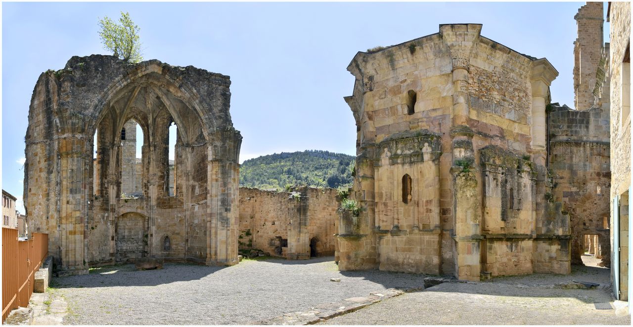 vue depuis le nord-est : chevet et vestiges d'une des chapelles rayonnantes