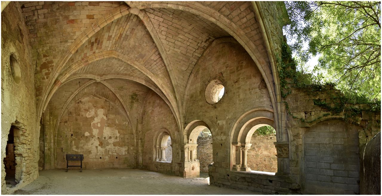 salle capitulaire, couverte de deux voûtes d'ogives parallèles et agrandie de deux absidioles