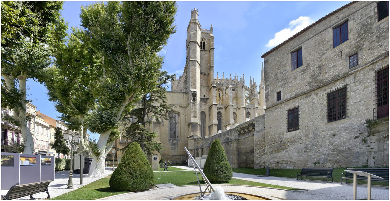 Jardin de l'Archevêché et élévation sud de la cathédrale.