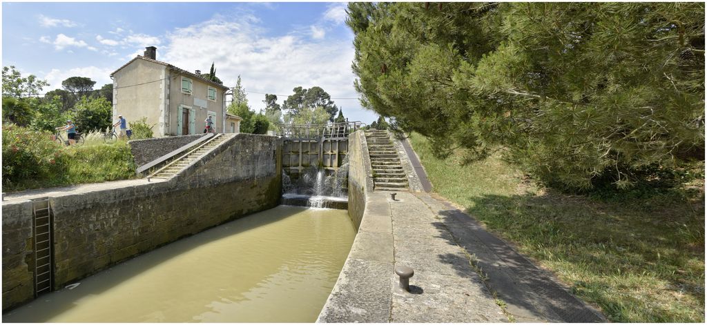 Ecluses du Fresquel. Vannes fermées.