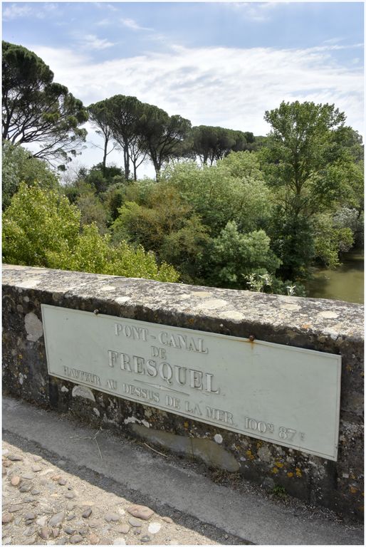 Aqueduc du Fresquel. Parapet du pont-canal.